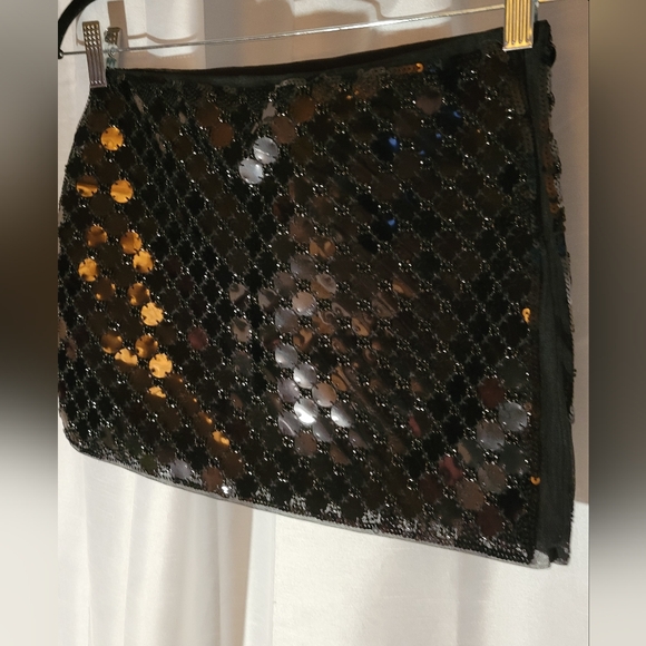* NWT H & M sequenced black stretchy skirt - Picture 4 of 5